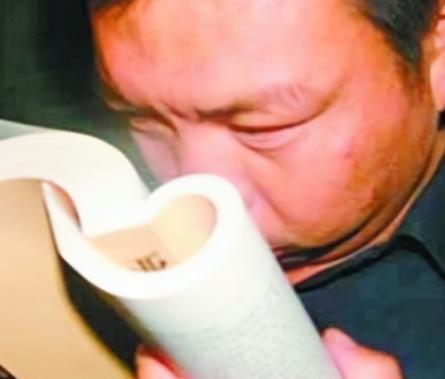 2006年，河南发现一奇人，3000度超高度近视，却能在黑夜中看报纸，央视听说了