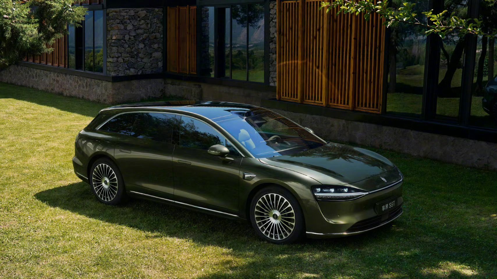 余承东谈了做旅行车的坚持，看这情况，鸿蒙智行的旅行车确实热度不低。