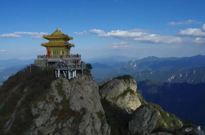 谁把外卖点到老君山山顶了？原来是旅行博主林晓。凌晨五点，云海裹着雾凇，外卖小哥小
