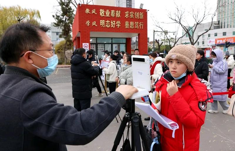 考公竞争激烈，那么，找工作进个私企呢，怎么感觉还是竞争激烈啊，面试的人一个接一个