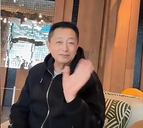 人逢喜事精神爽，就连之前拒绝露镜的汪大爷都主动入镜了！不得不说，汪大爷看上