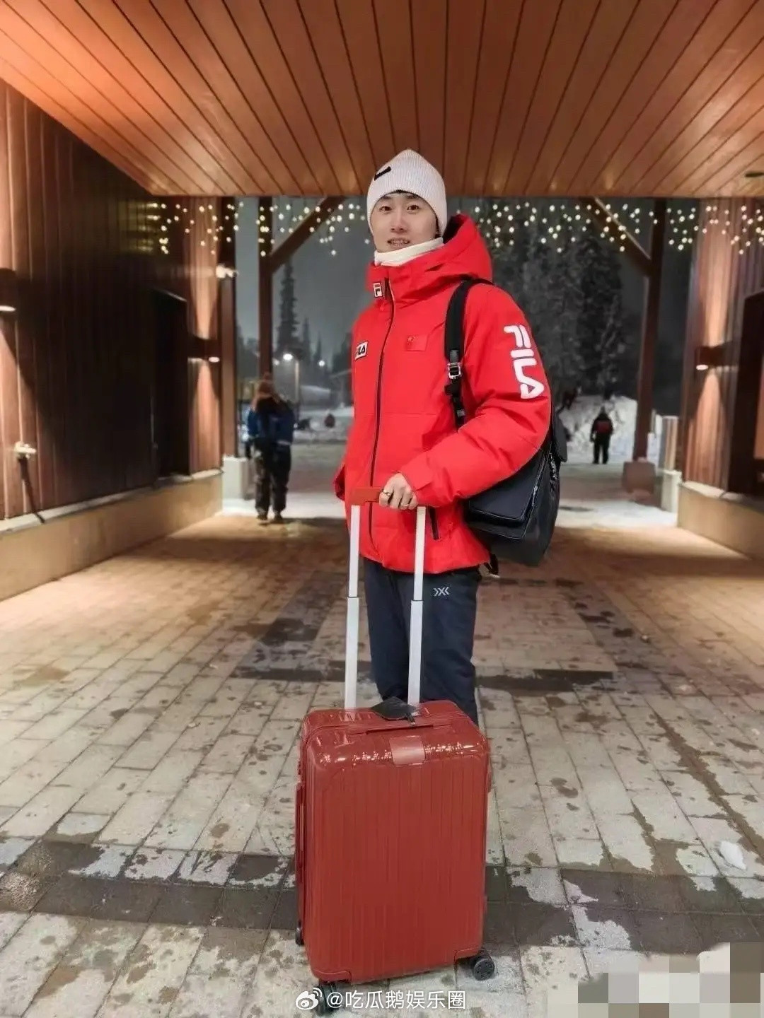 徐梦桃终于舍得给老公王心迪换了苏翊鸣的同款行李箱和包包，前几天，苏翊鸣在2026