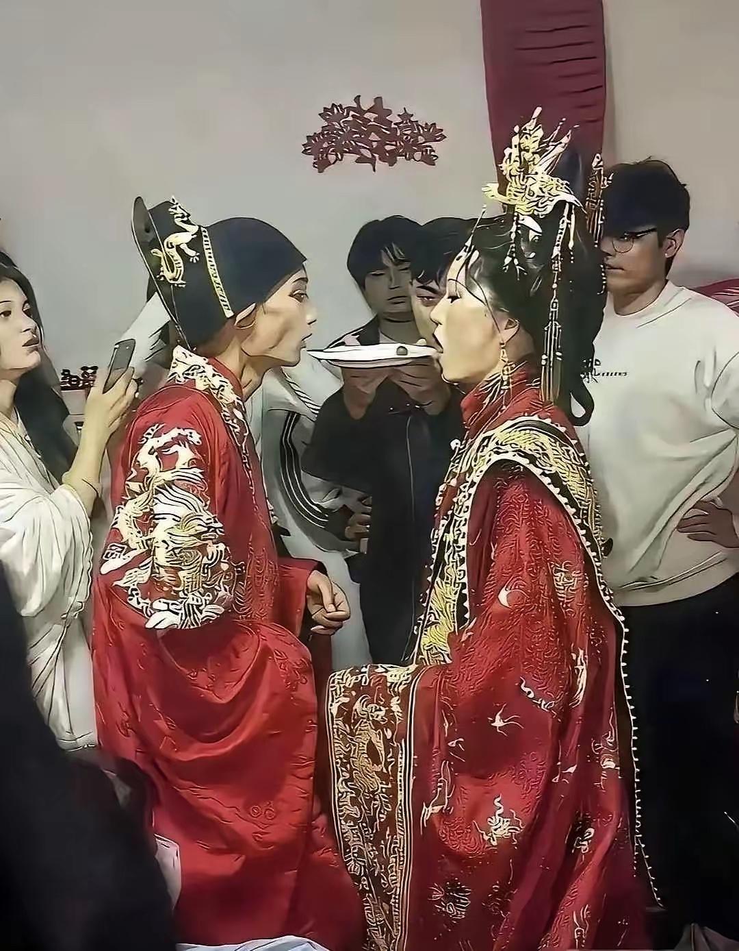 瞧见新郎这般模样，你头一个念头冒出来的是啥？