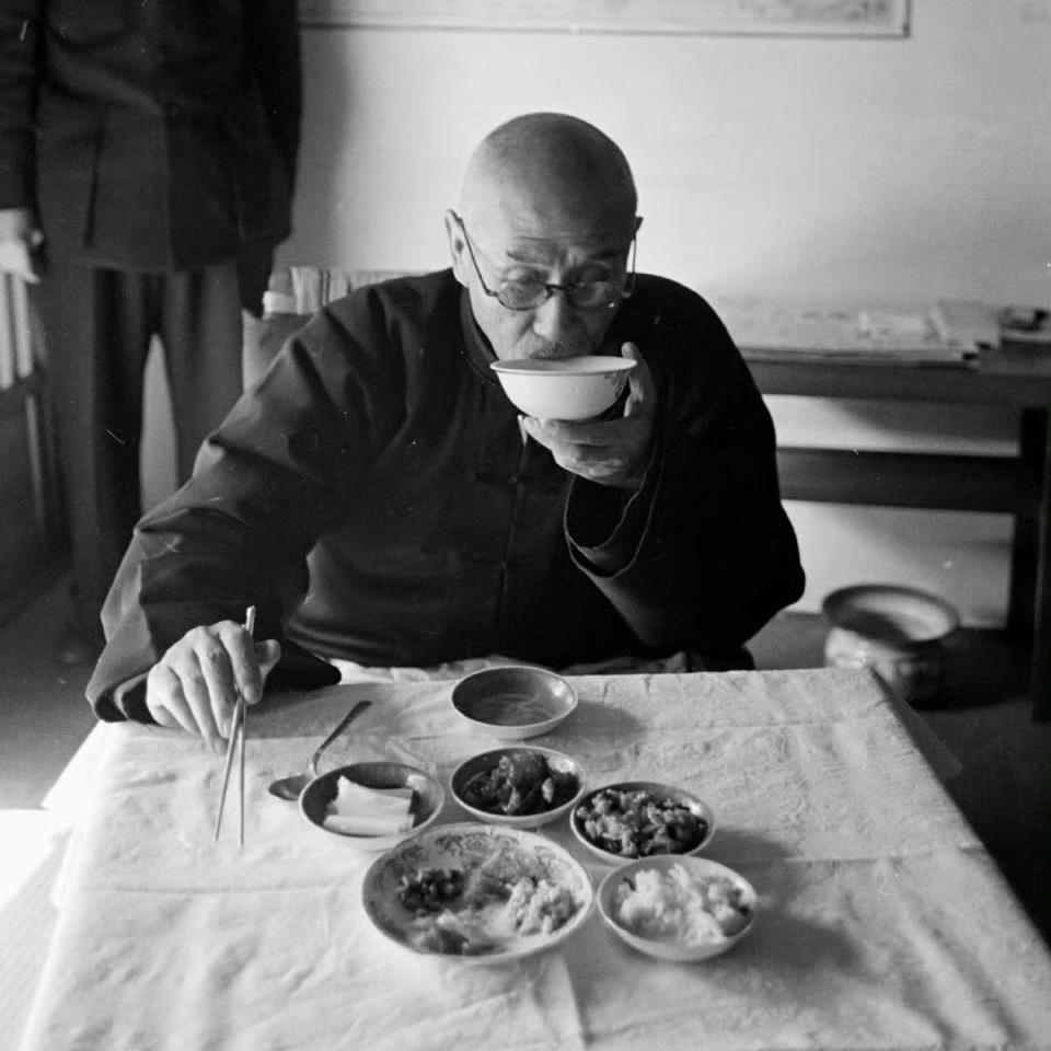 50年代，阎锡山吃早点时，一张罕见的留影，从镜头中我们可以看到，桌子上摆放着几碟