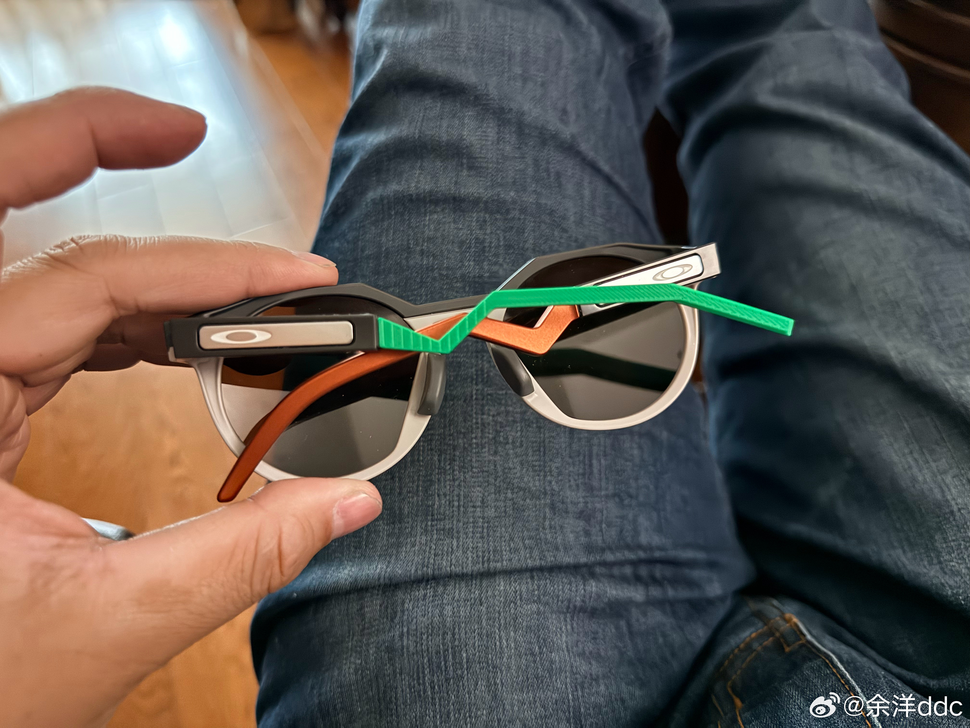 这眼镜儿腿上次去新疆弄断了一个，买不到配件，只有自己画图3d打印一个，耗材用的a