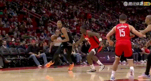恐怖如斯——文班3分线强推、隔扣卡佩拉！图1：这球太霸气了，有几个中锋能这样玩