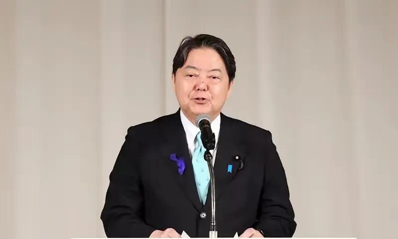 阅兵前左右横跳，还叫别人不要来参加。阅兵后立马服软了，口气也不再那么硬气了，这就