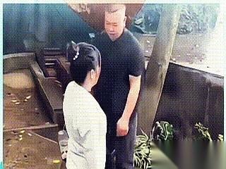 一个大嘴巴子扇过去，一个水瓶子砸后背。男的把衣服往地上一摔，扭头就走，那背影隔