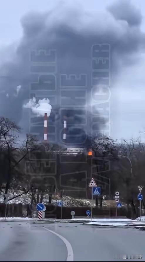 “炸！炸！炸！”俄军一轮轰炸，基辅大半市民直接停电，这波真爽！当地时间2