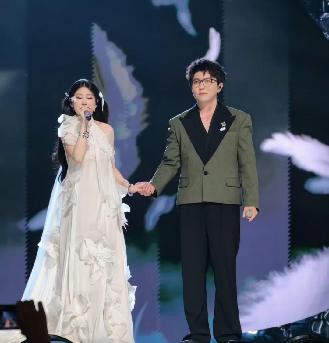 毛不易和沈佳润还有小沈阳，这三人各叫各的！沈佳润和毛不易跨年合唱《不染》跑调