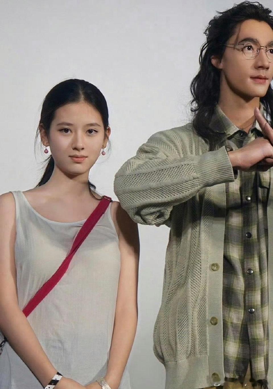 这个女生好漂亮，尤其是这双眼睛好像会说话的样子，很吸引人​​​
