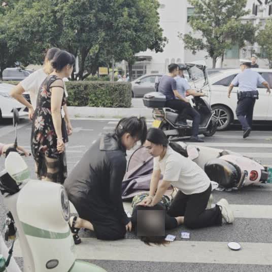 就在刚刚衡阳街头现暖心一幕衡阳衡州大道，路口车辆来来往往，谁都没想到