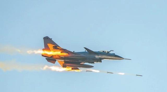 解放军轰炸机编队重拳出击！胆敢铤而走险必将头破血流！11月16日，解放军南部战区