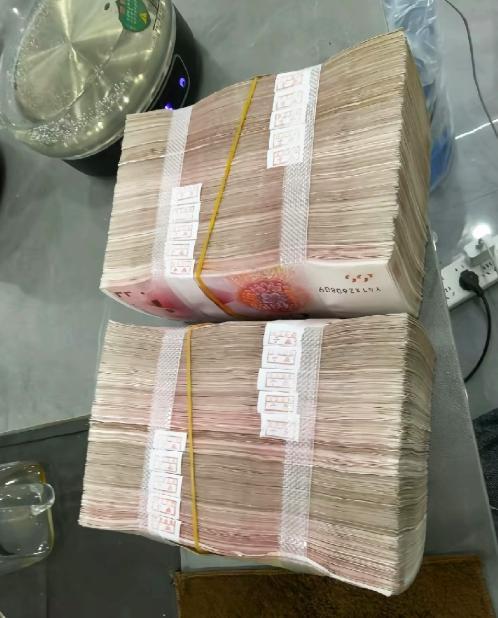 就现在这个大环境下，手里有几十万存款的人，一定要拿住，千万别拿去投资黄金白银
