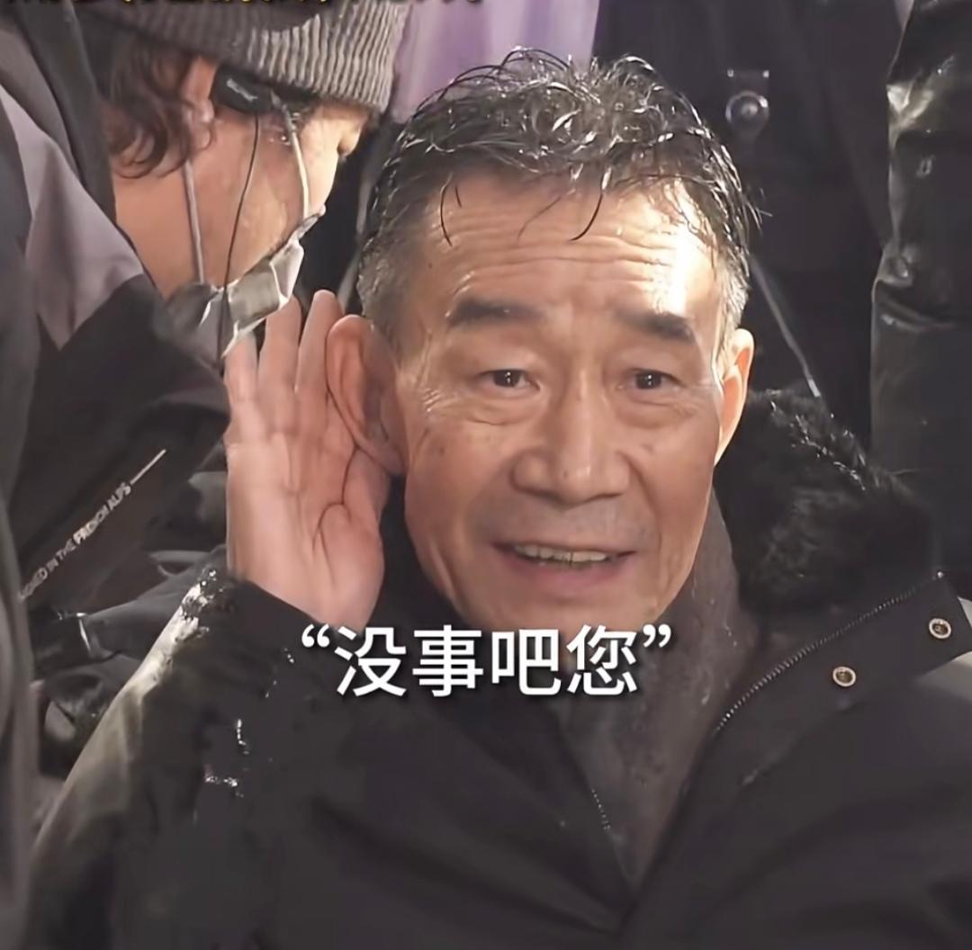 谁都不服，就服李雪健，他都72岁了，抗癌26年，耳朵都听不见了，居然还在拍戏