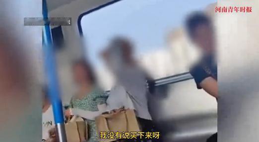 “太不讲理了！”7月21日，湖北武汉，一阿姨穿着防晒服、戴着帽子坐地铁，嫌弃右手