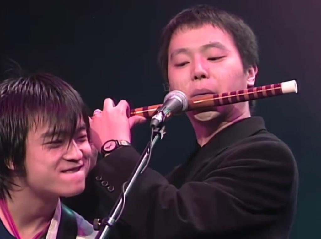 这是1994年25岁的何勇还有窦唯一起在香港表演的时候拍下的照片，何勇主唱，窦唯