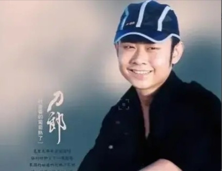 2004年，杨坤被问到：你对于刀郎的歌，有什么评价？杨坤直接回怼：他有音乐吗？你