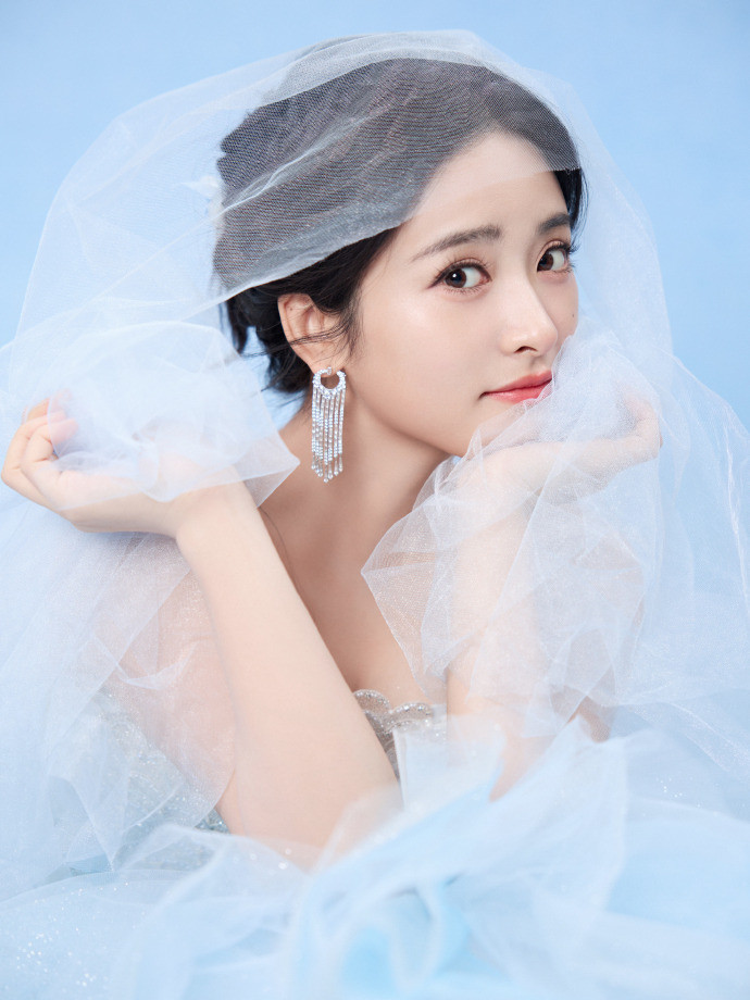 沈月国剧盛典出图，穿蓝色纱裙的月月漂亮精致的像橱窗里的娃娃