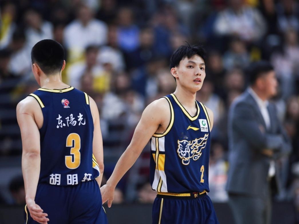 CBA最新消息：据广东男篮球员徐杰接受采访时表示：当谈到球权分配问题时，我俩非常