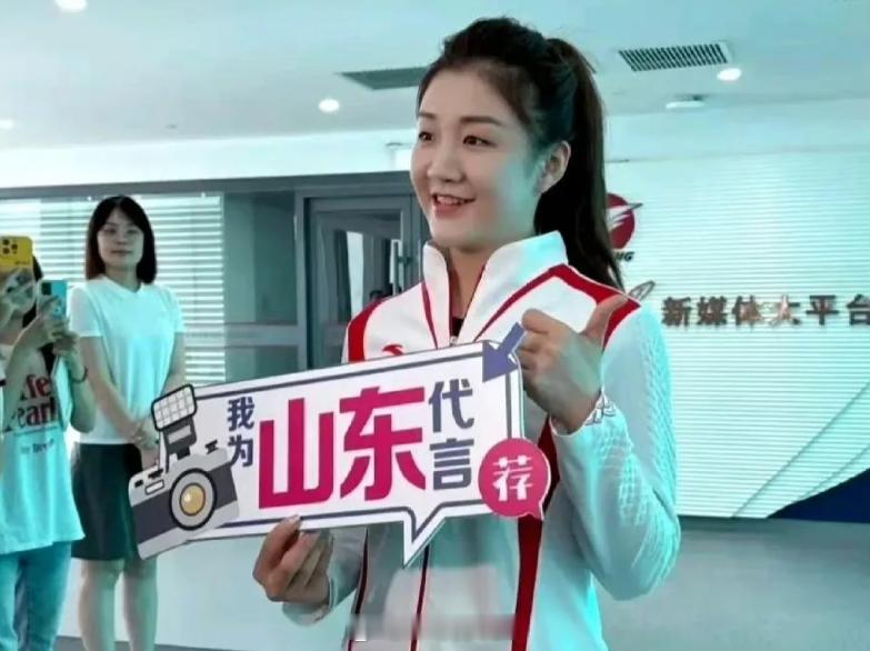 今天这个发型也很给力，高马尾很适合她的气质。陈梦为山东代言，是山东人的骄傲！陈梦