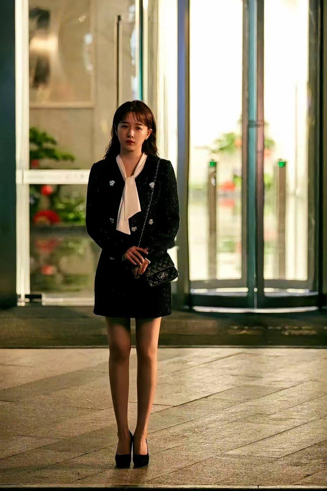 蓝盈莹36岁，阚清子38岁。但看起来，更年轻的那个反而演了更霸气的角色。在《夜色