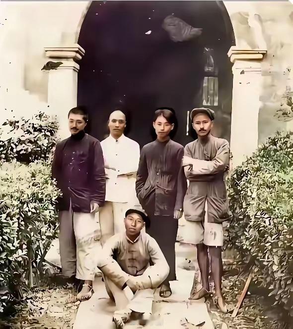 一张1934年10月的老照片，瞬间看哭无数人！长征途中的红军五虎将，衣衫褴褛，脚