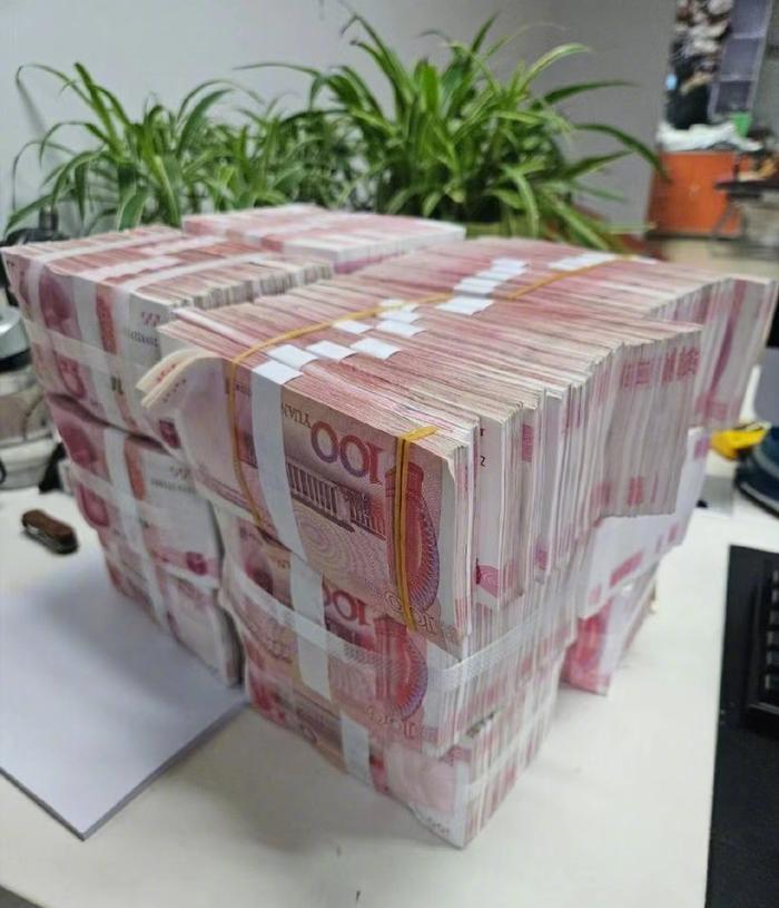 现在其实主要问题不是房价回落，而是钱不流动了。说白了，钱都攥在少数人手里，可这些