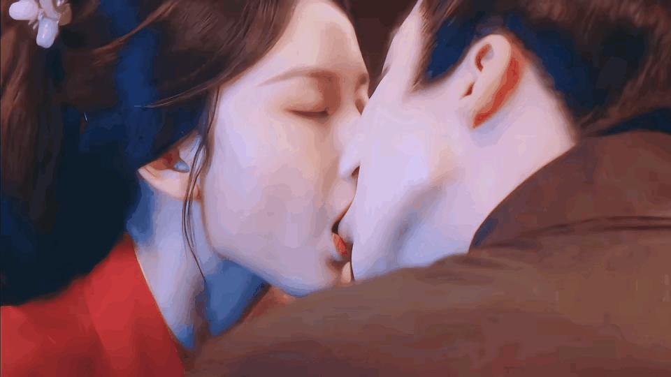 救命！《折腰》圆房戏被群嘲，真的不冤。最近在追《折腰》，本想狠狠嗑一把糖，结