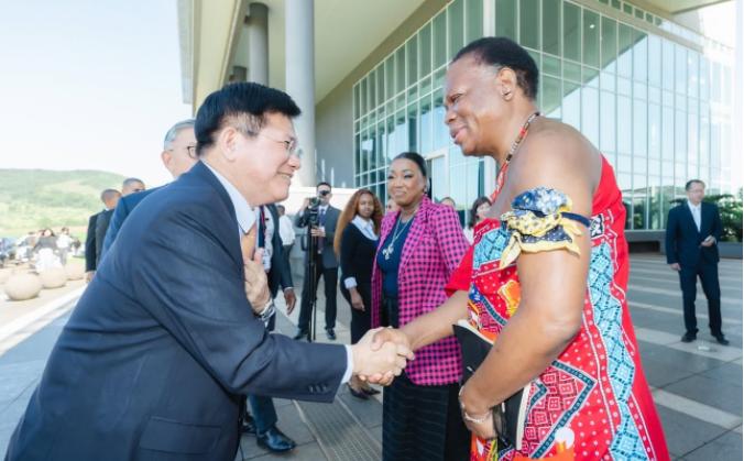 太尴尬了！林佳龙偷偷摸摸飞非洲，绕了一大圈赶庆典，结果人家都散场了。根据台媒