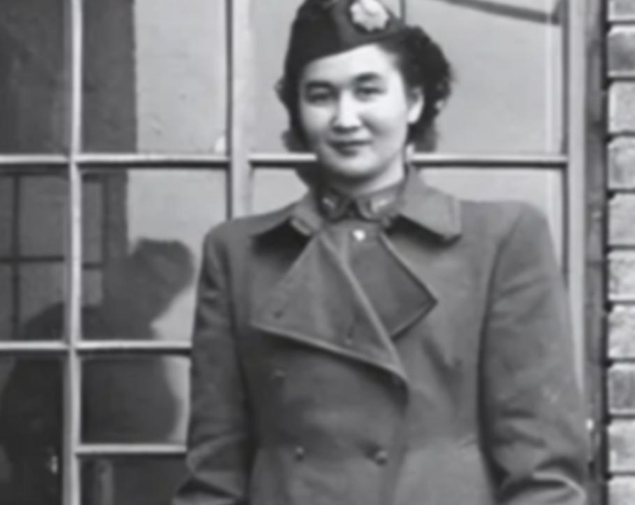 1940年，地下党康乃尔正在茶楼玩牌，一军统美女突然拍了了拍他的肩膀，使了个眼色