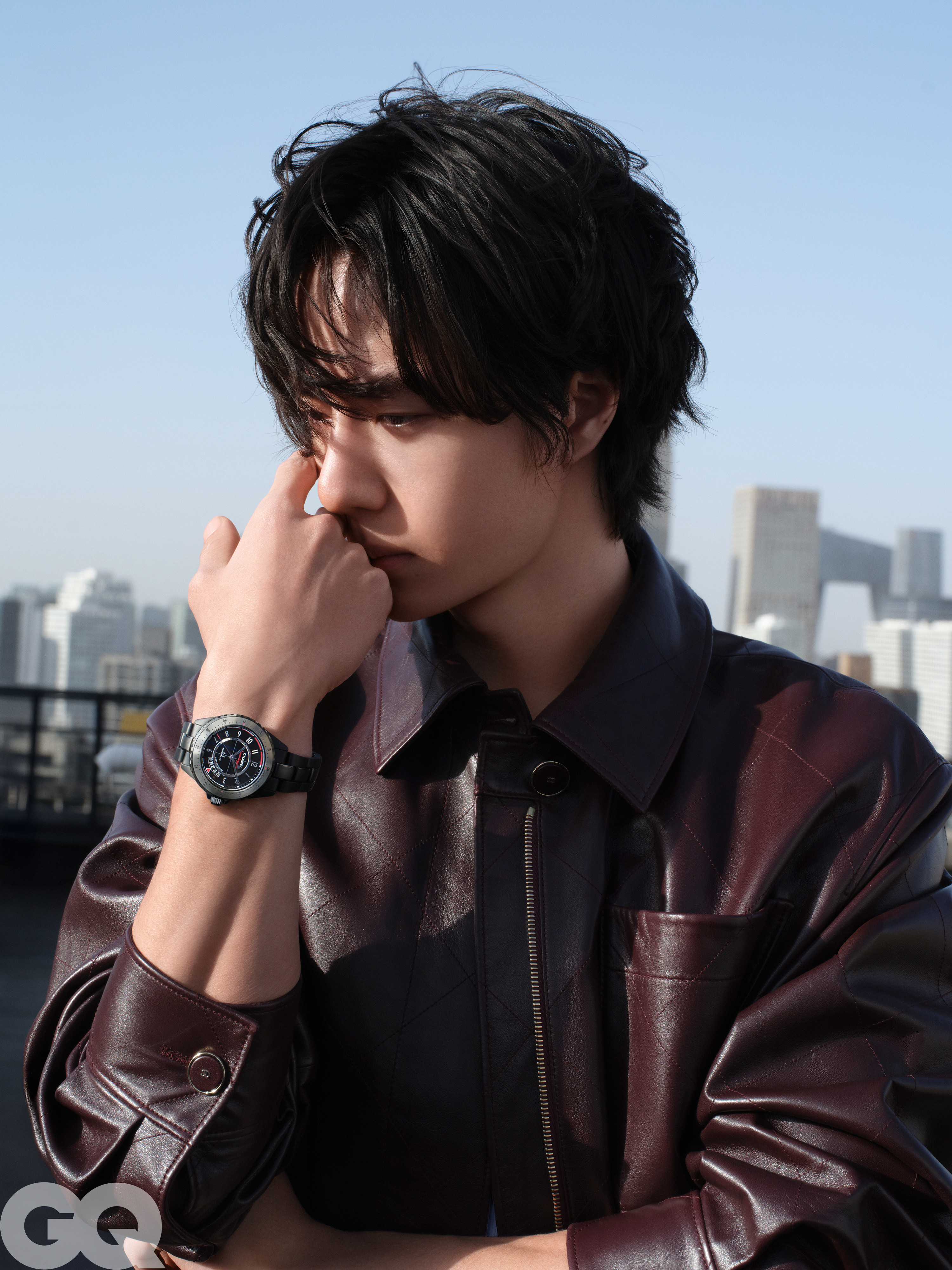 继去年全球首戴CHANEL全新推出的J12BLEU限定腕表之后，王一博GQ四月