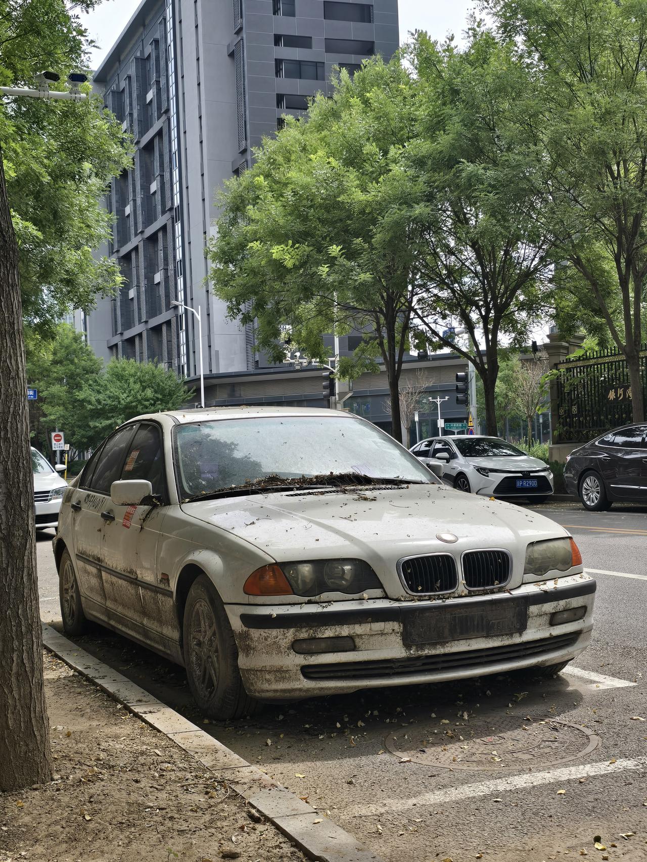 这款车当年也是非常时髦的存在了，不知道因为什么被车主遗弃在了北京街头。【来自懂车