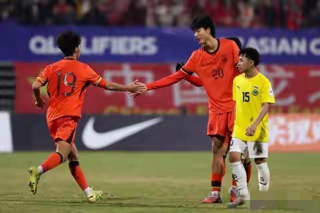 中国女足0：8惨败英格兰女足，u16男足及时给了足协一块很大的遮羞布。是该反思