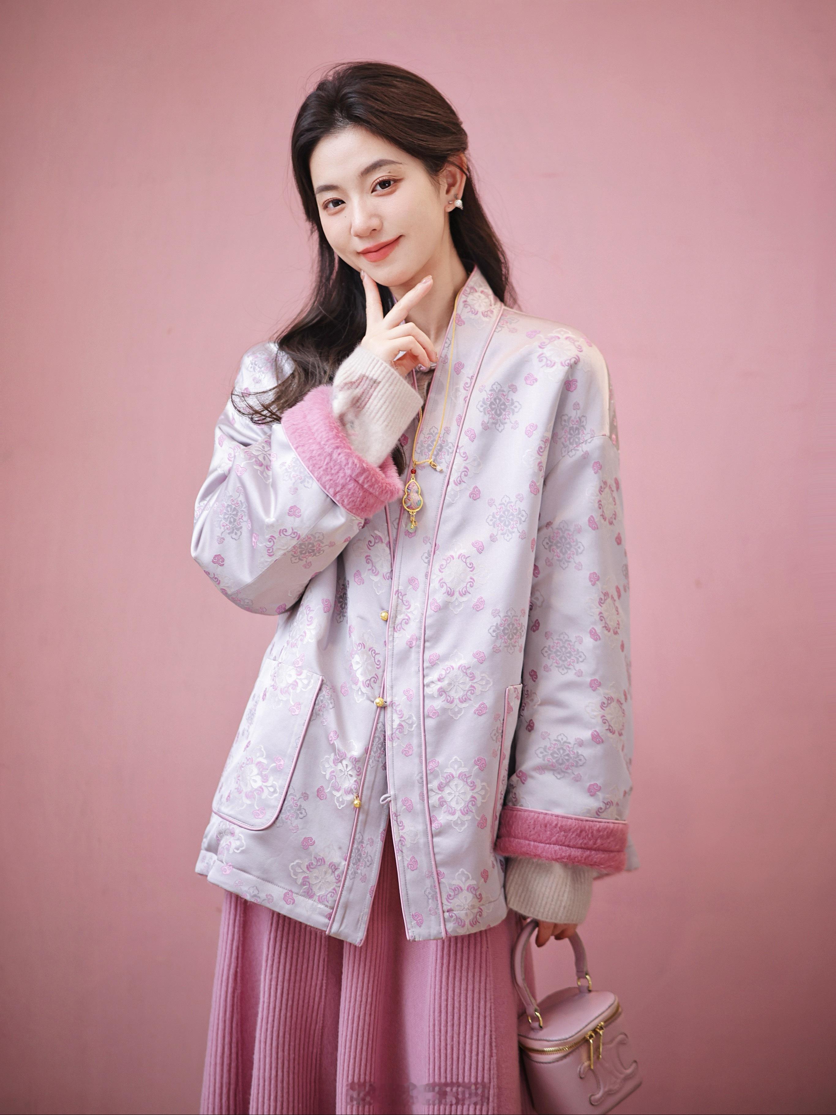 又是爱上国风的一天～100苏力羊驼毛+真丝天丝提花两面两穿明媚贵气温柔暖和！有