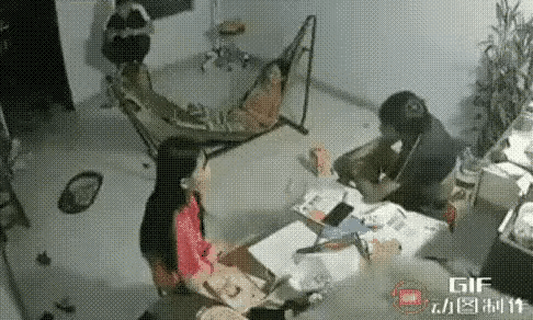 这样的日子，还能过下去吗？​夫妻在家里吵架，丈夫抡起凳子砸向妻子，三下砸在头上，
