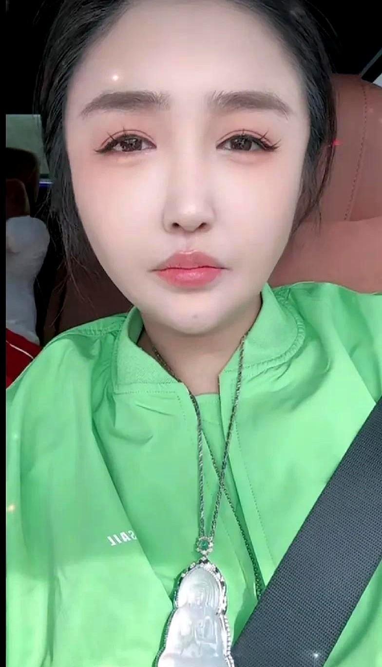 娇娇虽然在前夫的撮合下被迫与师父魏三和解不再继续撕，但对魏三依然不依不饶，必须退