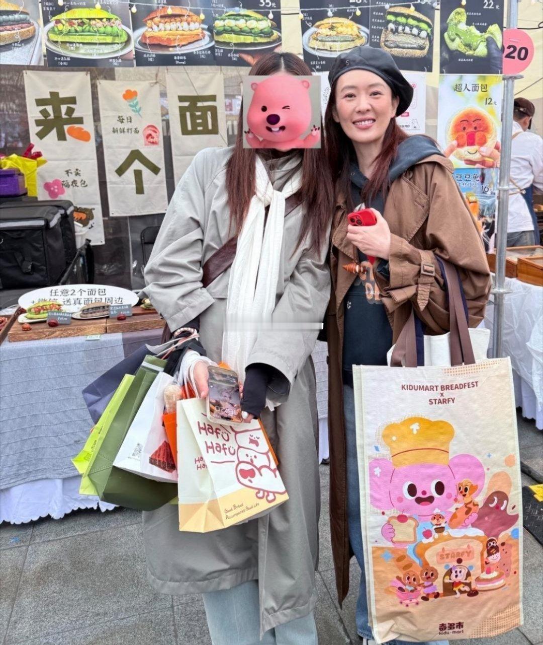 41岁童瑶在北京三里屯逛街被偶遇，她现实中真人看起来不是很惊艳，素颜皮肤状态很一