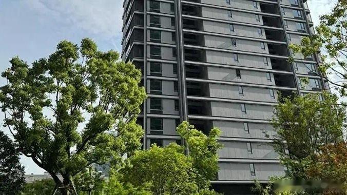 凤凰新闻【我发现，身边不少人，都开始靠“反向换房”了】在楼市不景气的当下，有些人