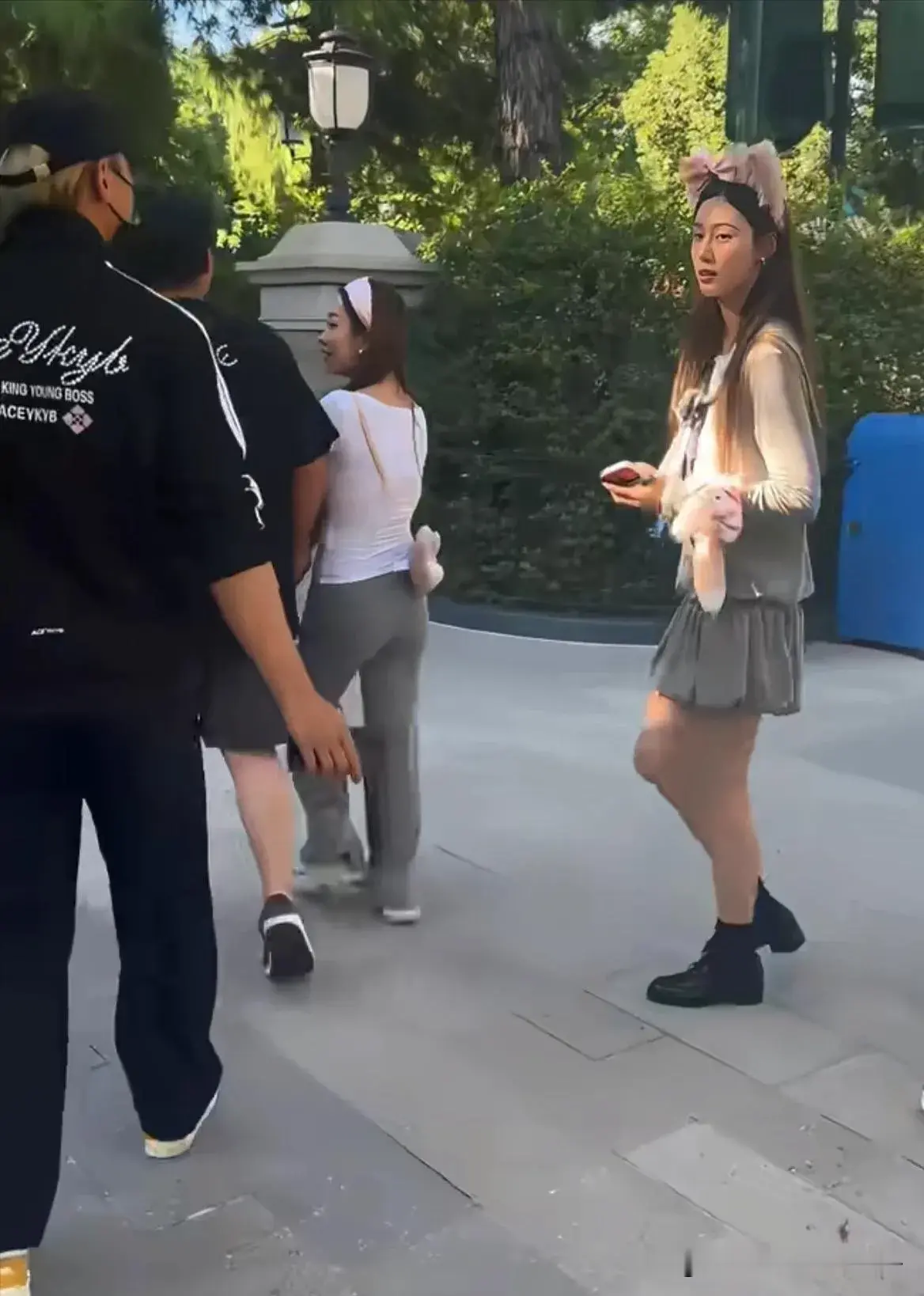 黄子韬徐艺洋逛迪士尼，俨然普通小情侣没有啥星味，不过，身高真的很优越