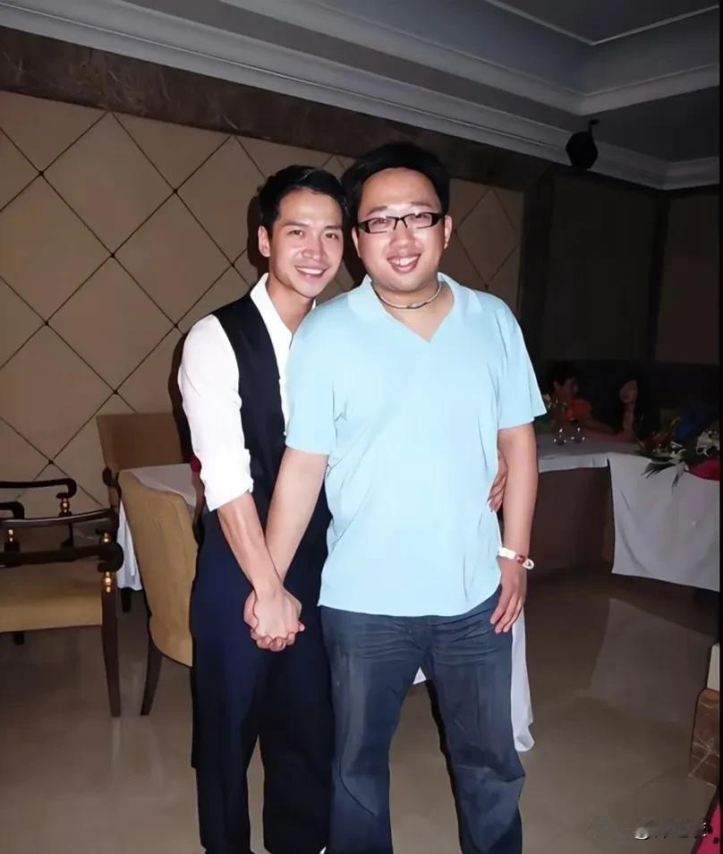 哈哈哈，于正和何晟铭其实最好磕的就是两个人哪怕是断联了这么久，但是发生大事被迫捆