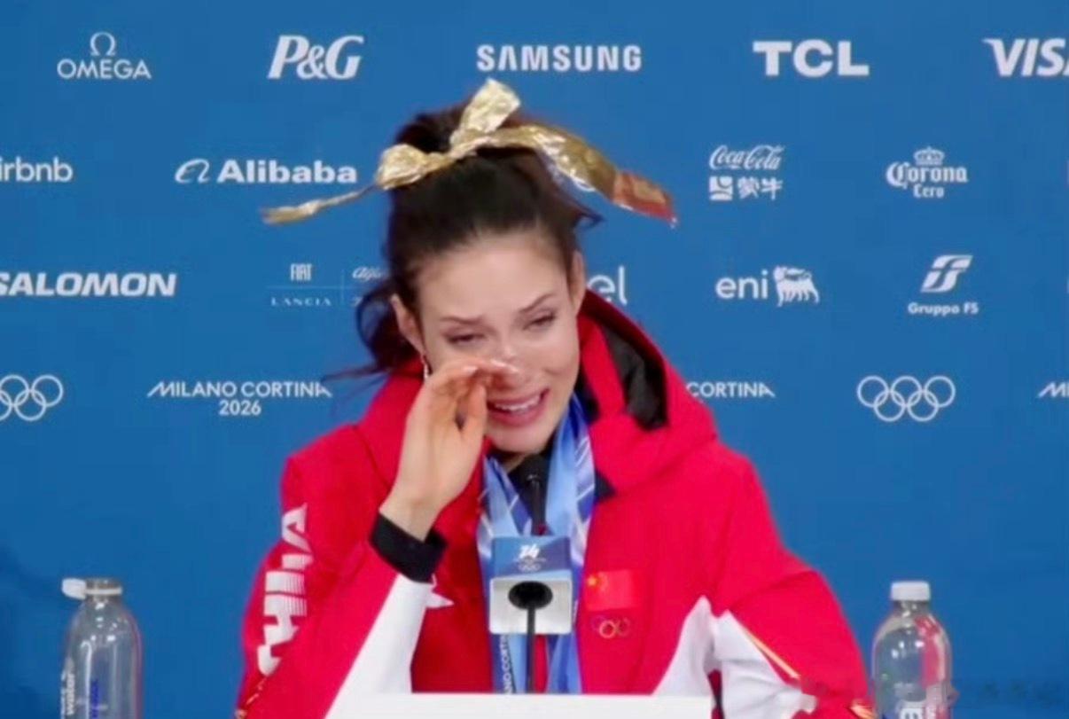 谷爱凌夺冠后得知奶奶去世当她哽咽着说出对奶奶的思念，我们才读懂：她在雪道上无所畏