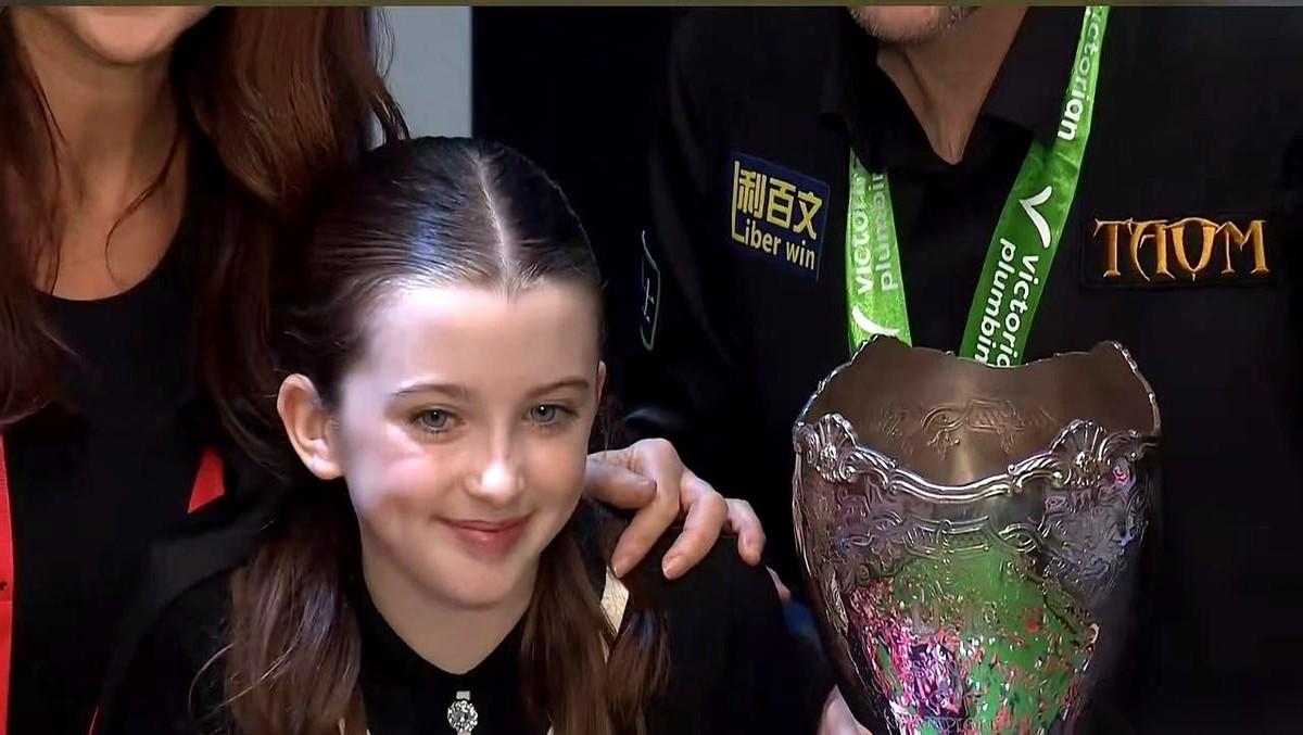 比赛打完，塞尔比他闺女冲上来的那一刻，我承认我破防了。什么世界冠军啊，那一秒，