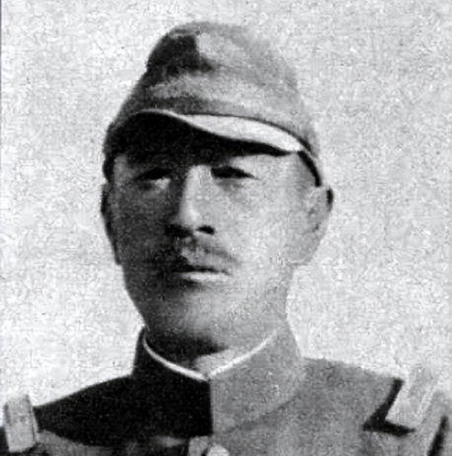 1938年，有这样一个卖花生的小商贩。每当有日本兵路过之时，他都会点头哈腰地迎上