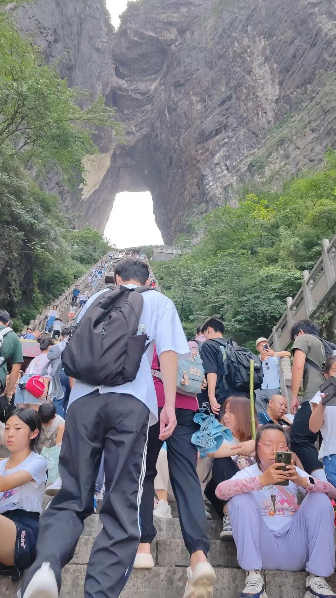 为什么国人的旅游方式普遍特别累？还不是因为穷，另外休息的时间也少。大多数人都是好