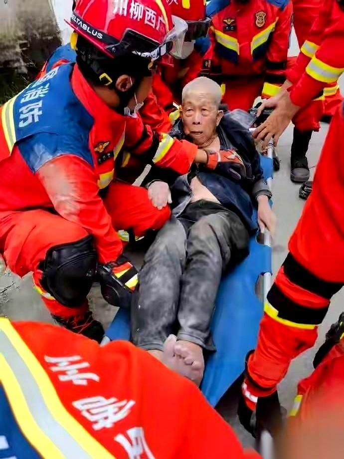 柳州，一个91岁的老人，刚从地震废墟里被救了出来。他被埋了将近11个小时，生命
