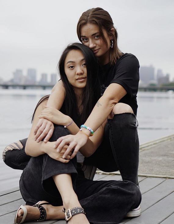 利智虽然没多少朋友，但看得出来她大女儿朋友不少哦，友谊的小船在阳光下灿烂。