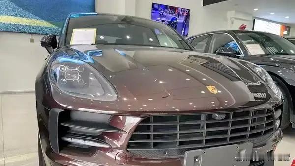 俄罗斯的保时捷车主也太惨了！花大价钱买的豪车，说锁死就锁死，几百辆2013年后的