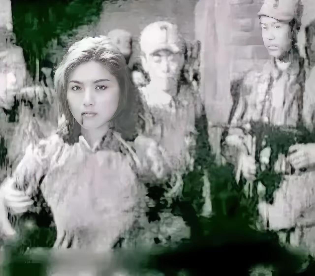 先把衣服扒光，吊上房梁，用带钉的棍子打到全身血肉模糊。再端来一盆滚烫的盐水，“