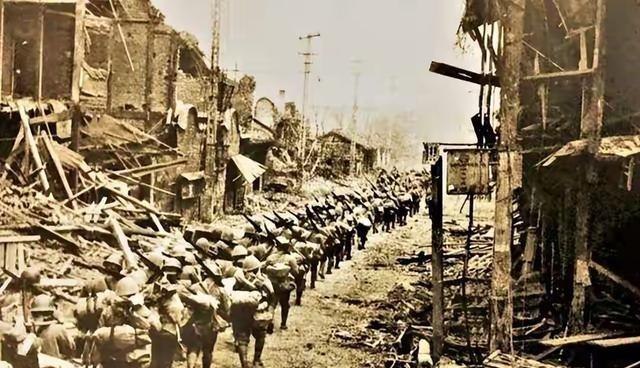 1942年初，蒋介石派人视察长沙会战的阵地，看见满山满谷都是日军尸体后，一个高参